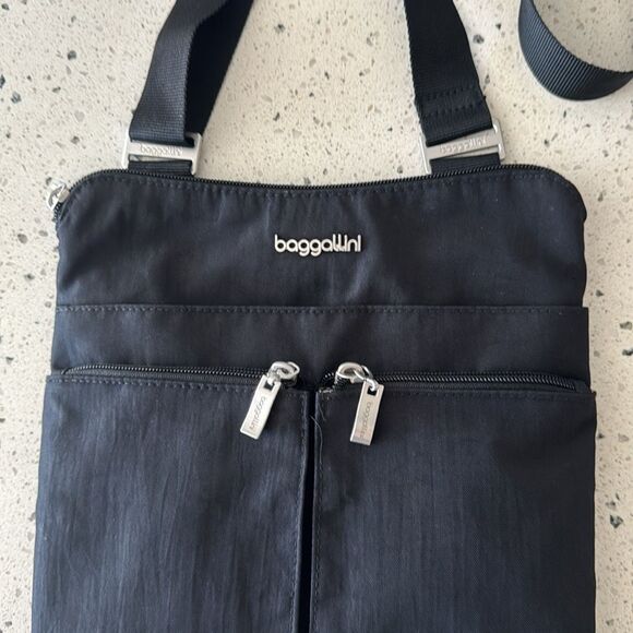 Baggallini Black Nylon Messenger Crossbody Bag Versatile Minimalist Travel EUC - Picture 2 of 12